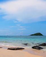 belo ponto de vista paisagístico para cartão postal e calendário de design tropical rock vista frontal da praia mar céu azul com vista para a praia de nang ram baía de sattahip chonburi tailândia em dia claro feriado de nuvem branca foto