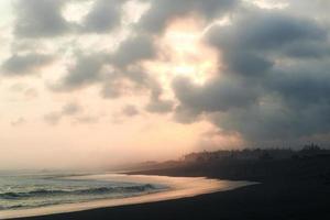 pôr do sol em a de praia com a laranja céu foto