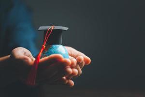 graduação boné com terra globo. conceito do global o negócio estudar, no exterior educacional, costas para escola. Educação dentro global mundo, estude no exterior o negócio dentro universidades dentro mundialmente. língua estude foto