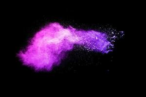 roxa cor pó explosão nuvem em Preto background.purple poeira partículas splash. foto