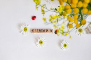 brilhante floral disposição com a palavra verão foto