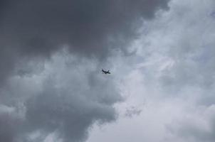 o céu com nuvens e a silhueta do avião no céu, o fundo é natural foto