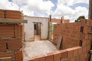planaltina, Goiás, brasil, fevereiro 25 2023 uma mal construído casa dentro planaltina este estava em a Beira do desmoronando e agora é ser reconstruído foto