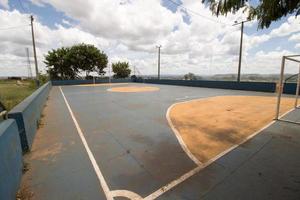 uma típica futebol campo este estão encontrado ao longo a empobrecido bairros dentro Brasil foto