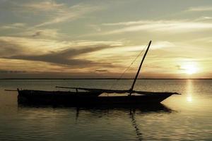 uma tradtional barco fora a margens do zanzibar, Tanzânia. foto