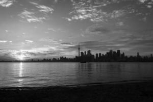 uma Preto e branco Toronto litoral Visão às pôr do sol foto