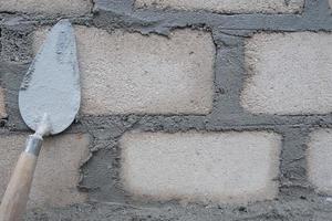 seletivamente foco em a sujo cimento colher Porque isto é usava para instalar tijolos, dentro indonésio a cimento colher é chamado cetok, suave foco foto