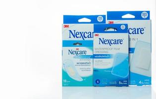 chonburi, tailândia-janeiro 30, 2023 3m nexcare à prova d'água filme vestir, 3m nexcare à prova d'água estéril bandagens, e 3m nexcare suave gaze 2 dentro 1 vestir isolado em branco fundo. médico fornecem foto