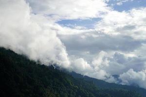 montanha alcance com nublado céu dentro norte Bengala foto