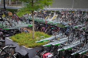 bicicletas dentro amsterdam foto