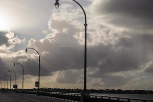 ponte sobre a calçada foto