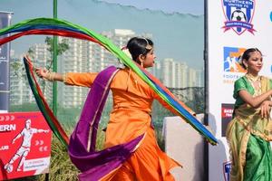 Délhi, Índia - dezembro 11 2022 - bharatanatyam indiano clássico odissi dançarinos realizando às estágio. lindo indiano menina dançarinos dentro a postura do indiano dança. indiano clássico dança bharatanatyam foto