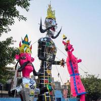 ravnans ser aceso durante Dussera festival às Ramleela terra dentro Délhi, Índia, grande estátua do Ravana para pegue fogo durante a justo do Dussera para comemoro a vitória do verdade de senhor rama foto