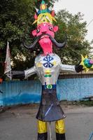 ravnans ser aceso durante Dussera festival às Ramleela terra dentro Délhi, Índia, grande estátua do Ravana para pegue fogo durante a justo do Dussera para comemoro a vitória do verdade de senhor rama foto