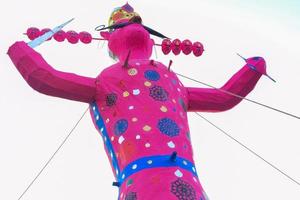 ravnans ser aceso durante Dussera festival às Ramleela terra dentro Délhi, Índia, grande estátua do Ravana para pegue fogo durante a justo do Dussera para comemoro a vitória do verdade de senhor rama foto