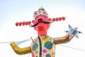 ravnans ser aceso durante Dussera festival às Ramleela terra dentro Délhi, Índia, grande estátua do Ravana para pegue fogo durante a justo do Dussera para comemoro a vitória do verdade de senhor rama foto