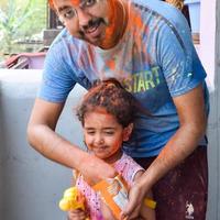 indiano família pessoas jogando cores em holi festival, segurando diferente cores, holi festival celebrações dentro Délhi, Índia foto