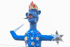 ravnans ser aceso durante Dussera festival às Ramleela terra dentro Délhi, Índia, grande estátua do Ravana para pegue fogo durante a justo do Dussera para comemoro a vitória do verdade de senhor rama foto