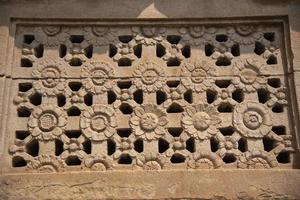 ornamentadamente esculpido janelas do templos dentro aihole dentro Karnataka, Índia foto