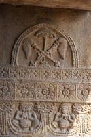 esculpido pilar dentro a templos às aihole dentro Karnataka, Índia foto