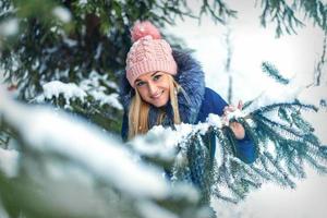 jovem mulher em pé dentro inverno floresta foto