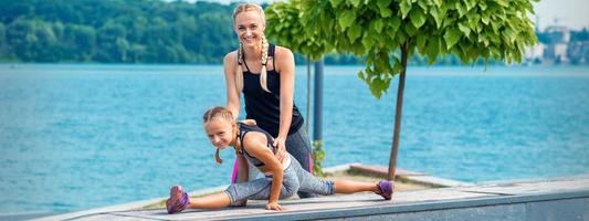 mãe e filha fazendo Academia exercícios foto