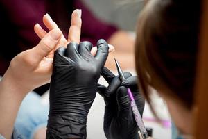 manicure mestre é pintura decorações em unha foto