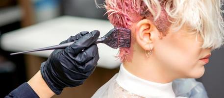 cabeleireiro tingimento cabelo dentro Rosa cor foto