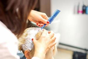 profissional cabeleireiro tingimento cabelo dentro branco foto