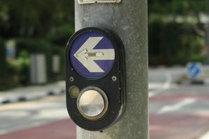 close-up do botão de sinal de cruzamento em singapura foto