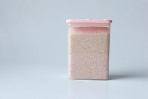 sal do himalaia rosa inteiro seco cru em um recipiente em branco foto