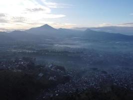 Visão céu nascer do sol montanha natural Indonésia foto