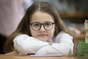 retrato do uma meia idade estudante com óculos. foto