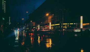 pesado chuva dentro a ocupado ruas do Muenster, Alemanha foto