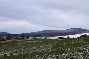 alguns neve dentro a eifel montanhas foto