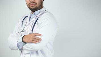 masculino médico é segurando estetoscópio para dentro a Câmera foto