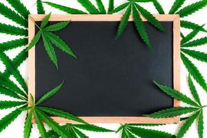 esvaziar blackbroad com cannabis folhas em branco fundo, foto