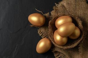 dourado Páscoa ovos dentro ninho pássaro em Preto foto