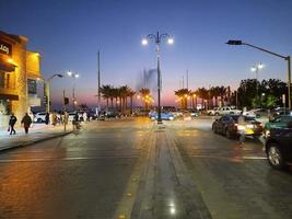 jedá, saudita Arábia, fevereiro 2023 - lindo Visão do tráfego em Jeddah corniche às noite. foto