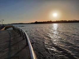 lindo tarde e colorida pôr do sol às jedá, corniche, saudita Arábia, foto