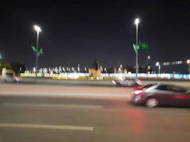 jedá, saudita Arábia, fevereiro 2023 - lindo Visão do tráfego em Jeddah corniche às noite. foto