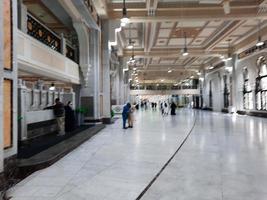 meca, saudita Arábia, fevereiro 2023 - peregrinos andar entre a colinas do safa e marwah durante umrah às a masjid al haram dentro meca. foto