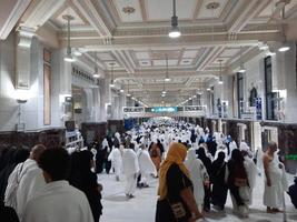 meca, saudita Arábia, fevereiro 2023 - peregrinos andar entre a colinas do safa e marwah durante umrah às a masjid al haram dentro meca. foto