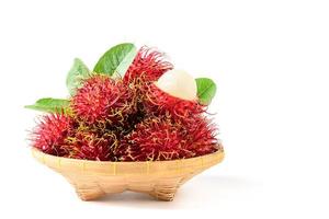 fresco rambutan frutas em bambu cesta isolado em branco fundo. foto