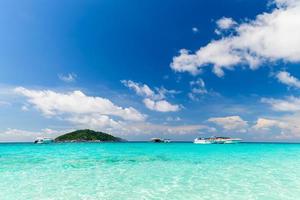 Rapidez barco em Claro mar com branco nublado e azul céu às similan ilha, phang-nga tailândia, foto