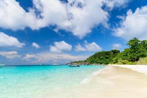 belas de praia e mar com branco nuvem e azul céu às koh.8 similan ilha foto