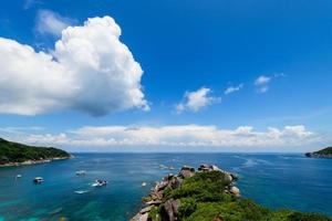 panorâmico Visão do koh.8 similan ilha com branco nuvem e azul céu, foto