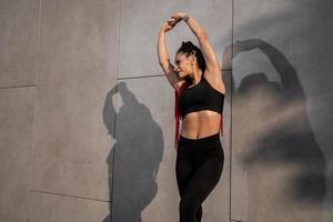 ginástica retrato, exercício e feliz mulher às Academia para uma dar certo, Treinamento e corpo motivação às saúde clube. face do Esportes ou atleta fêmea feliz sobre desempenho, progresso e saudável estilo de vida foto