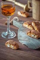 cantuccini com um copo de vinho de sobremesa italiano foto