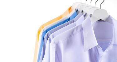 colorida camisas suspensão em uma prateleira foto